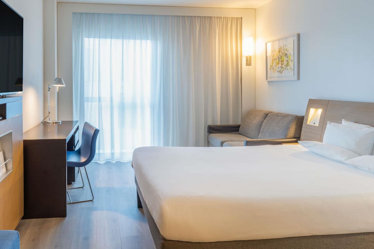 Literie hypoallergénique, coffres-forts dans les chambres, bureau