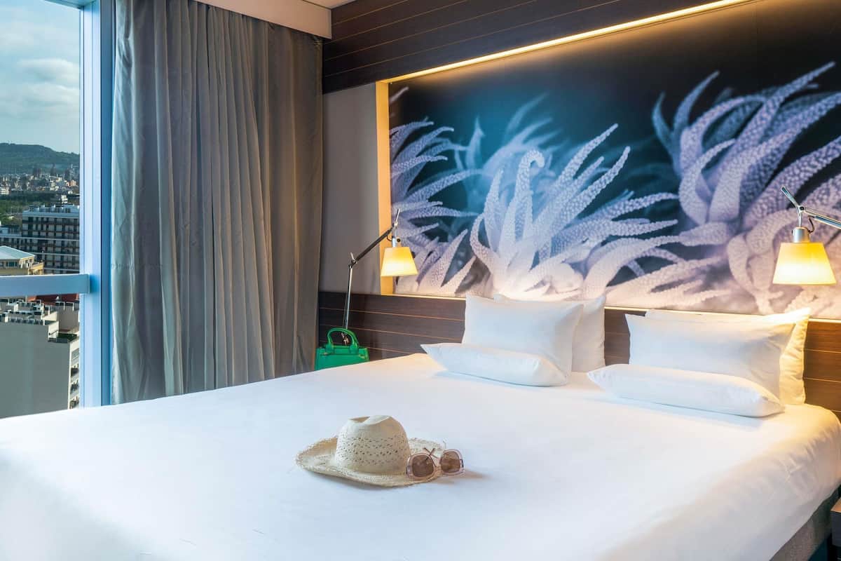 suite, 1 queen bed with sofa bed | 1 bedroom, hypo-allergenic bedding, in-room safe, desk