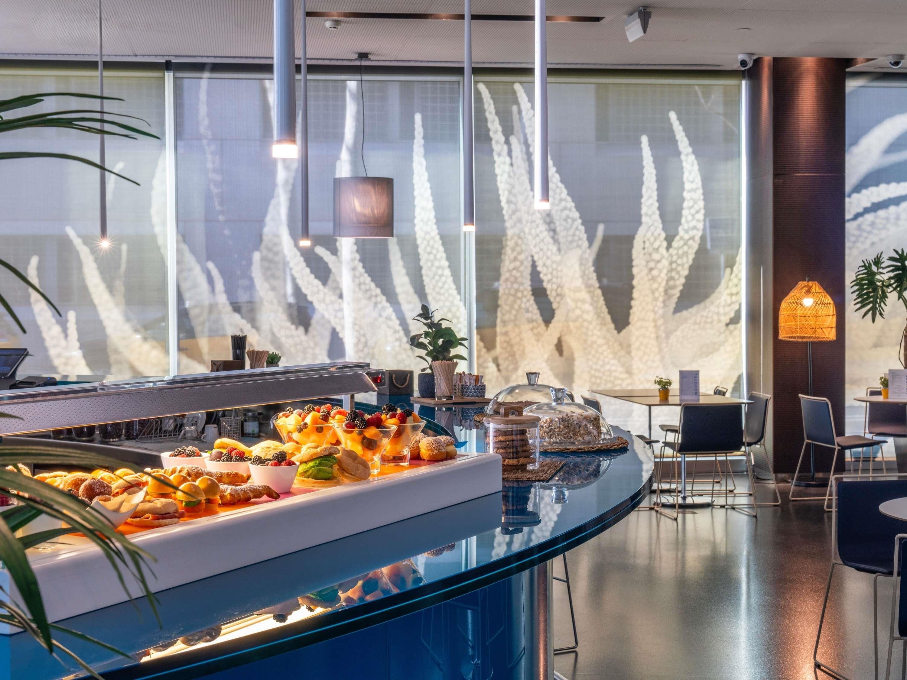 Uma área de buffet com diversas opções de comida e um design de interiores moderno.