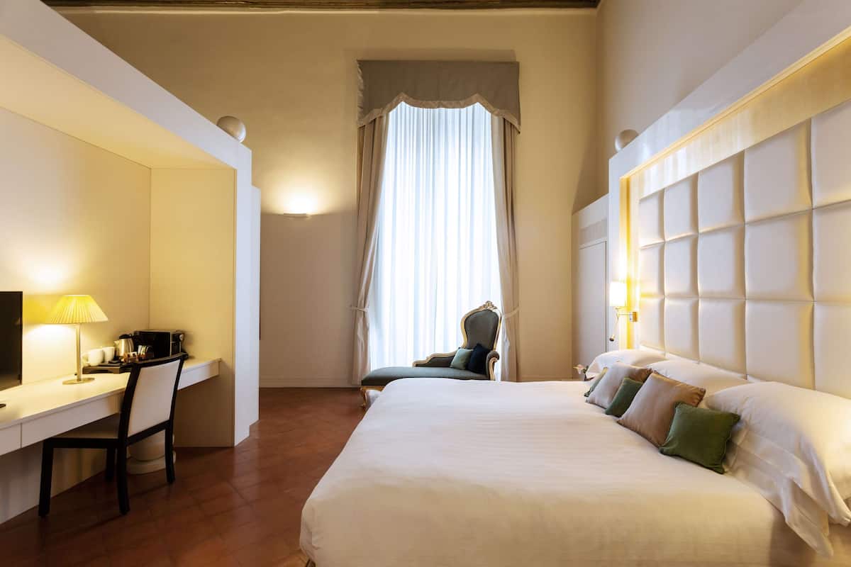 Peralatan tempat tidur premium, bar mini, peti besi dalam bilik, meja