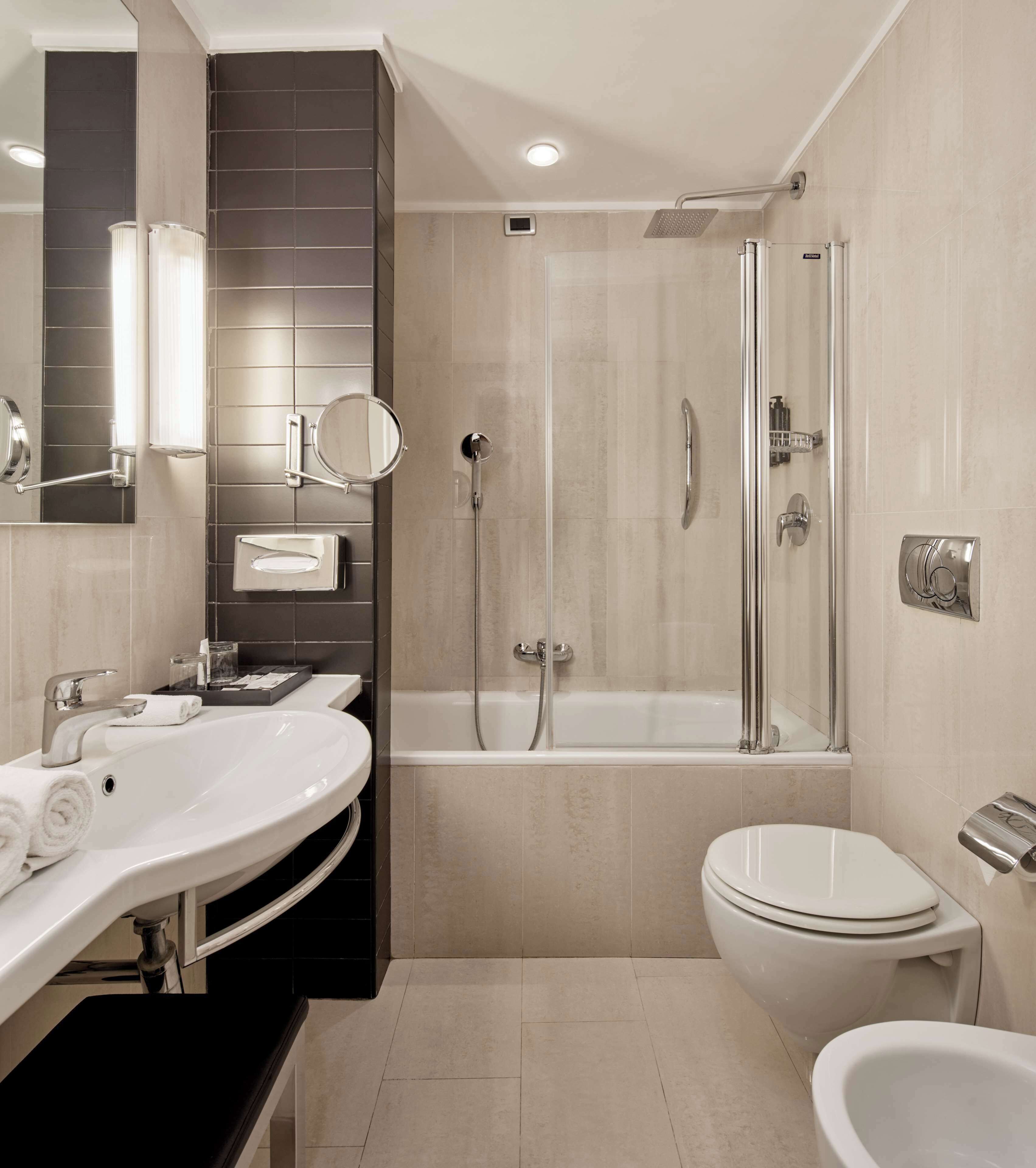 Un bagno moderno con vasca, water e lavandino.