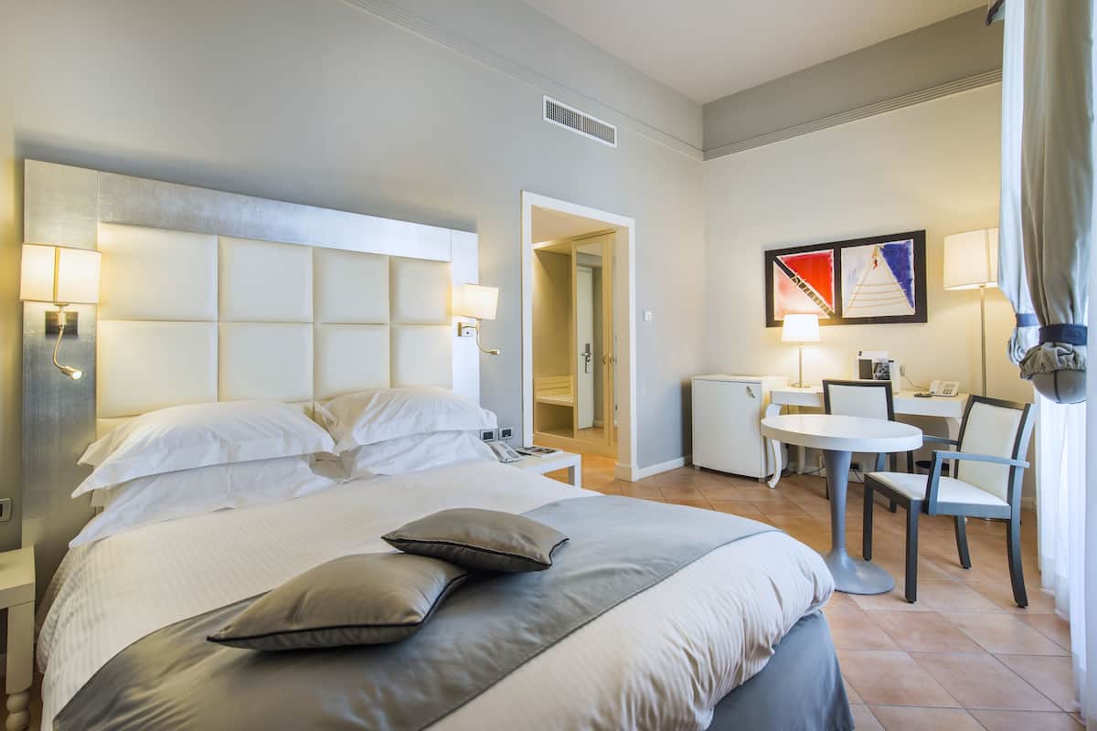Deluxe Room, 1 Katil Ratu (Queen) | Peralatan tempat tidur premium, bar mini, peti besi dalam bilik, meja