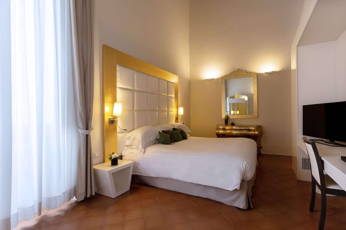 Peralatan tempat tidur premium, bar mini, peti besi dalam bilik, meja