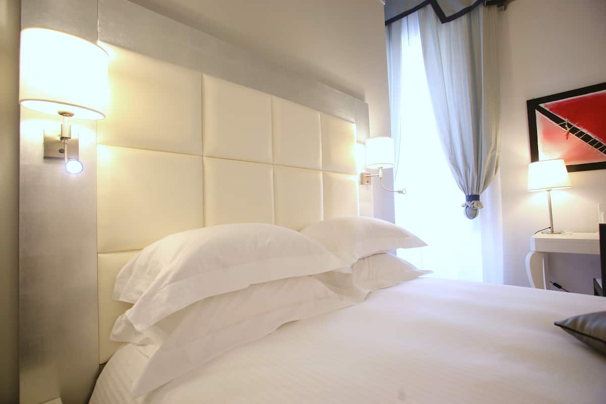 Peralatan tempat tidur premium, bar mini, peti besi dalam bilik, meja
