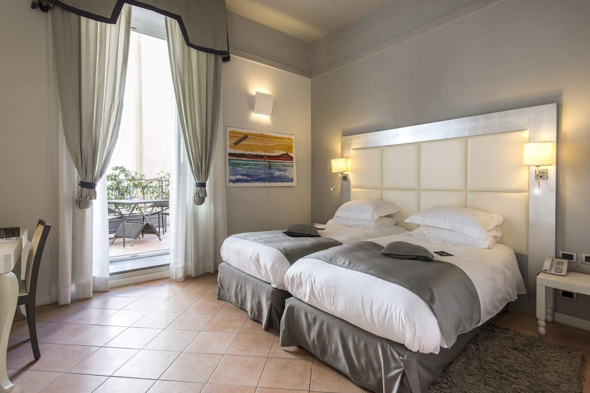 Peralatan tempat tidur premium, bar mini, peti besi dalam bilik, meja