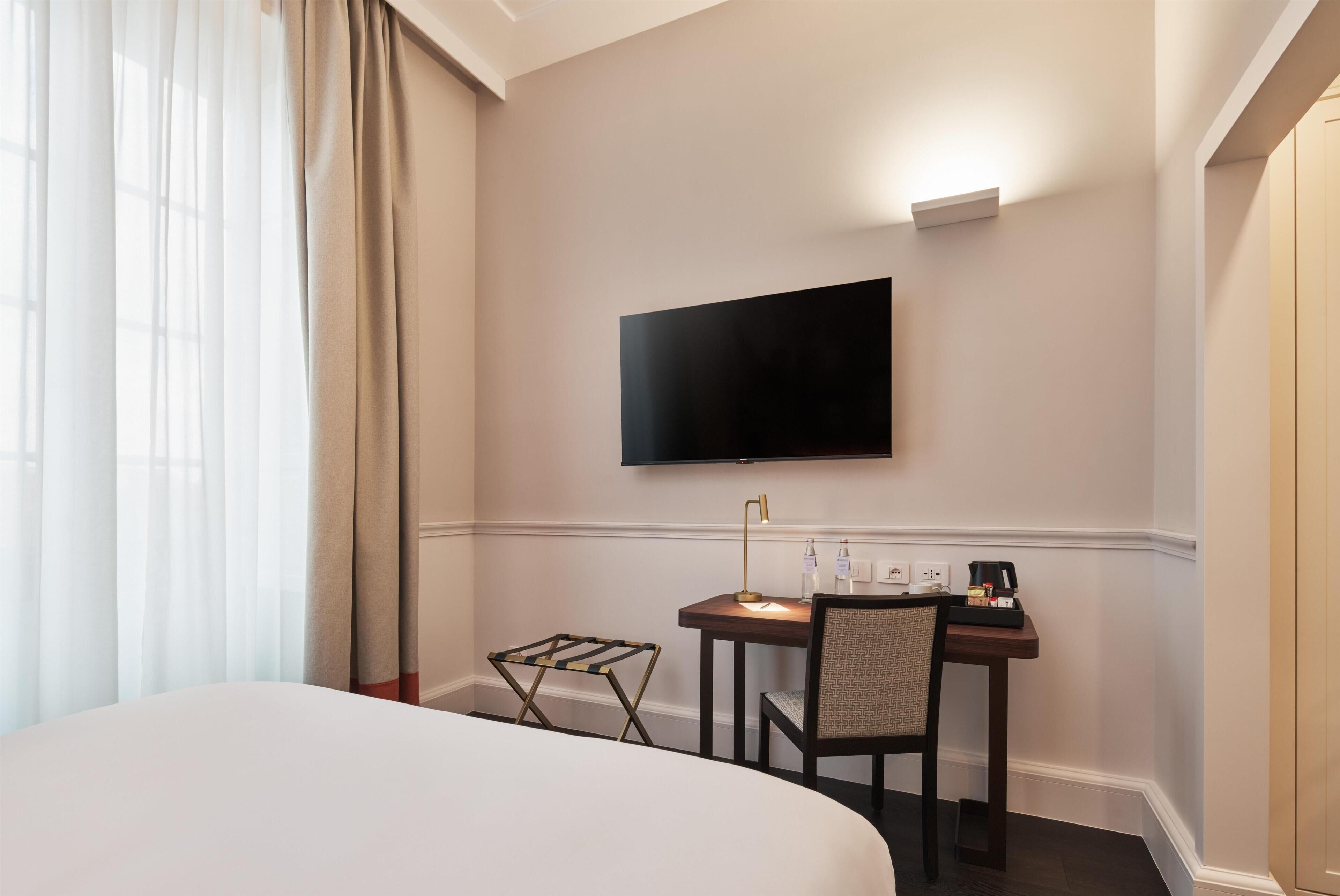 Superior Room, 1 Queen Bed | Premium bedding, minibar, in-room safe, desk