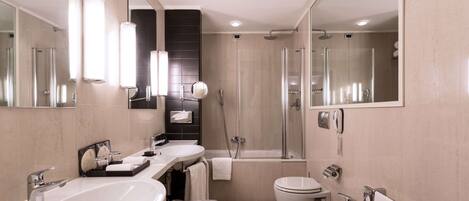 Un baño moderno con un lavamanos grande, un inodoro, un bidé y una zona de ducha.