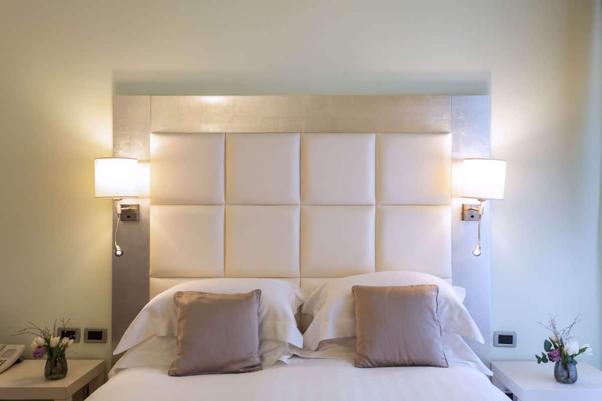 Peralatan tempat tidur premium, bar mini, peti besi dalam bilik, meja