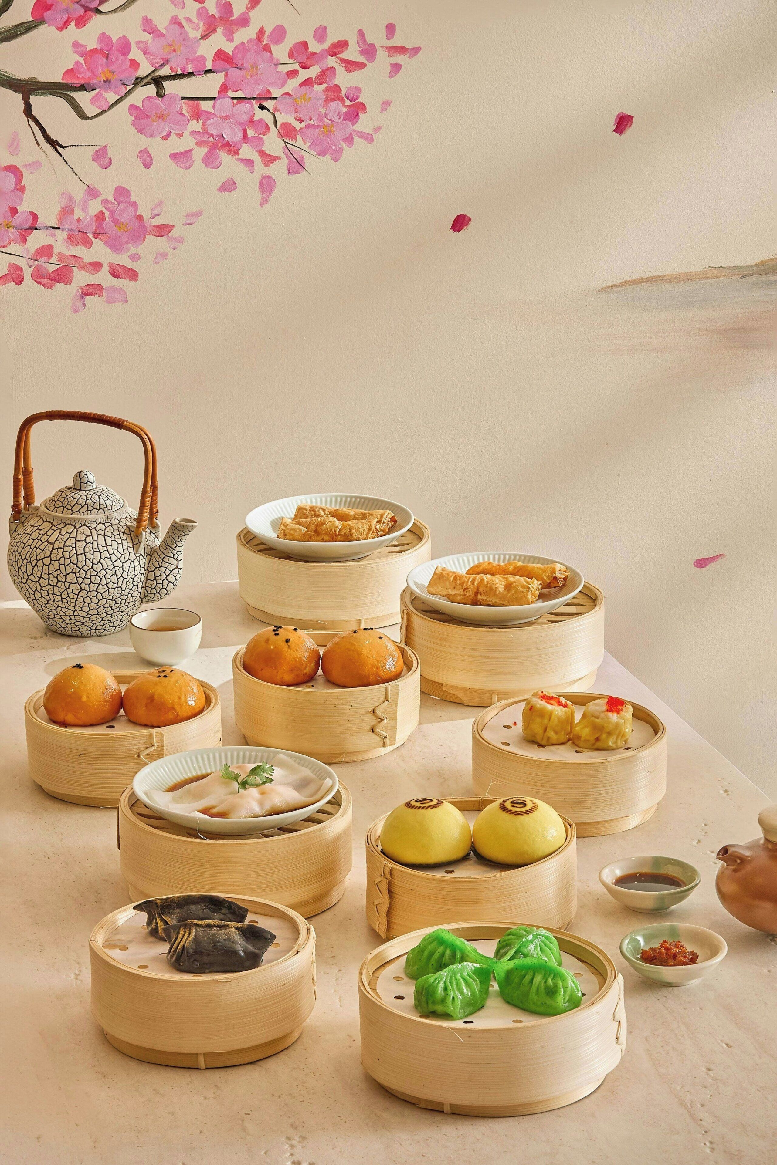 Une table avec divers aliments et une théière.