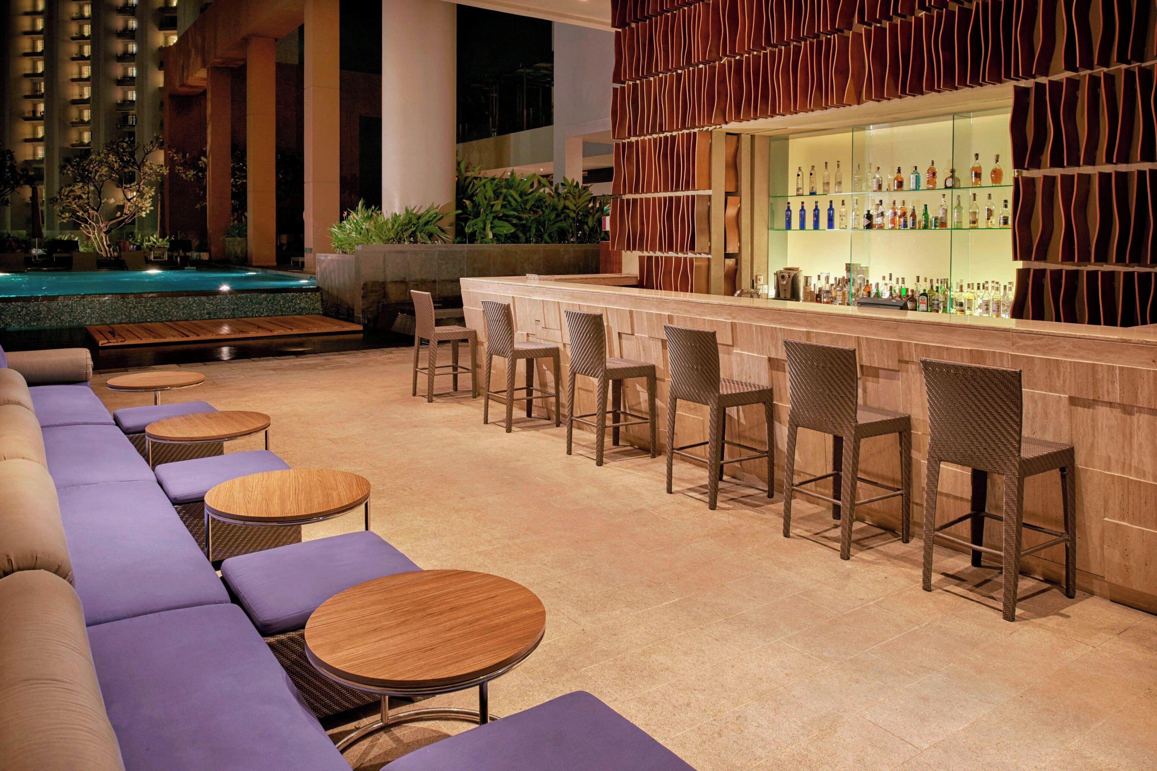 Eine Bar mit Pool, Sitzgelegenheiten und einer Bar.