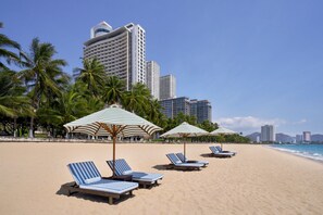 On the beach, white sand, sun-loungers, beach umbrellas - Sheraton Nha Trang Hotel & Spa (Nha Trang)