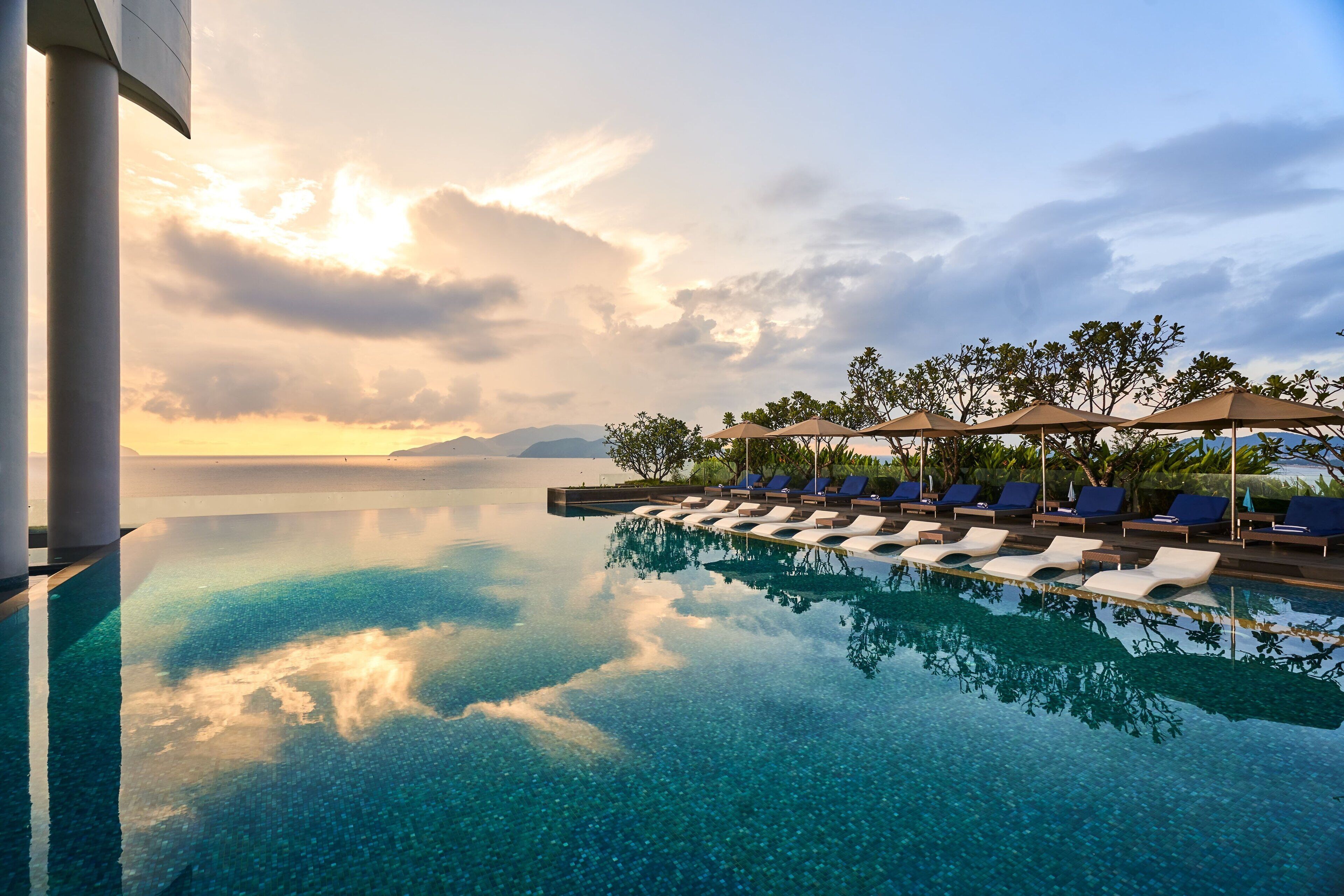 Een buitenzwembad en ligstoelen