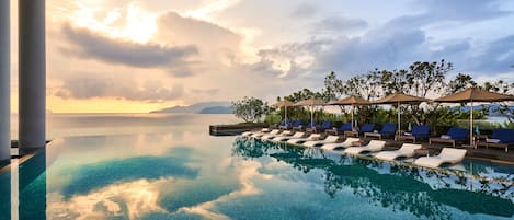 Alberca al aire libre y camastros