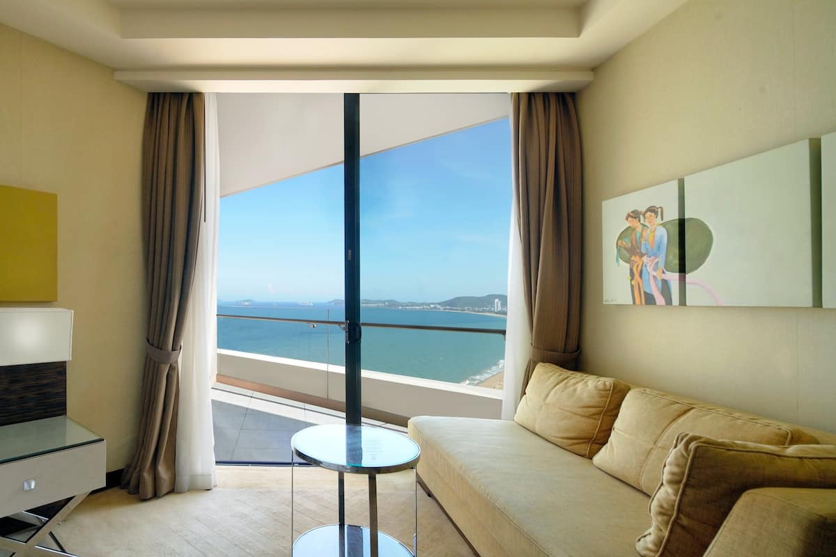 1 bedroom, down duvets, pillow-top beds, minibar