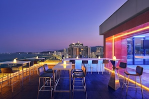 3 bars/lounges, rooftop bar