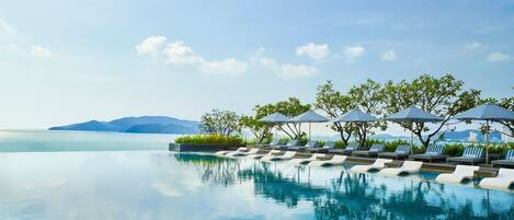 Una piscina al aire libre, tumbonas