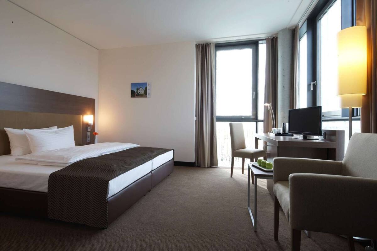 Allergikerbettwaren, Minibar, Zimmersafe, Schreibtisch