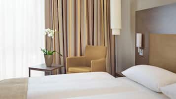 Hypo-allergenic bedding, minibar, in-room safe, desk