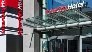 Hotel InterCity con una entrada moderna de vidrio y señalización.