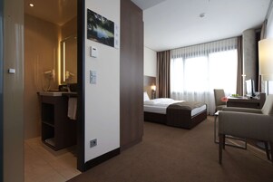 Business Room | Hypo-allergenic bedding, minibar, in-room safe, desk