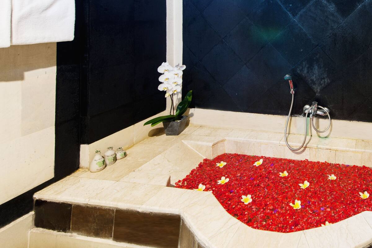 family room (lumbung) | deep-soaking bathtub