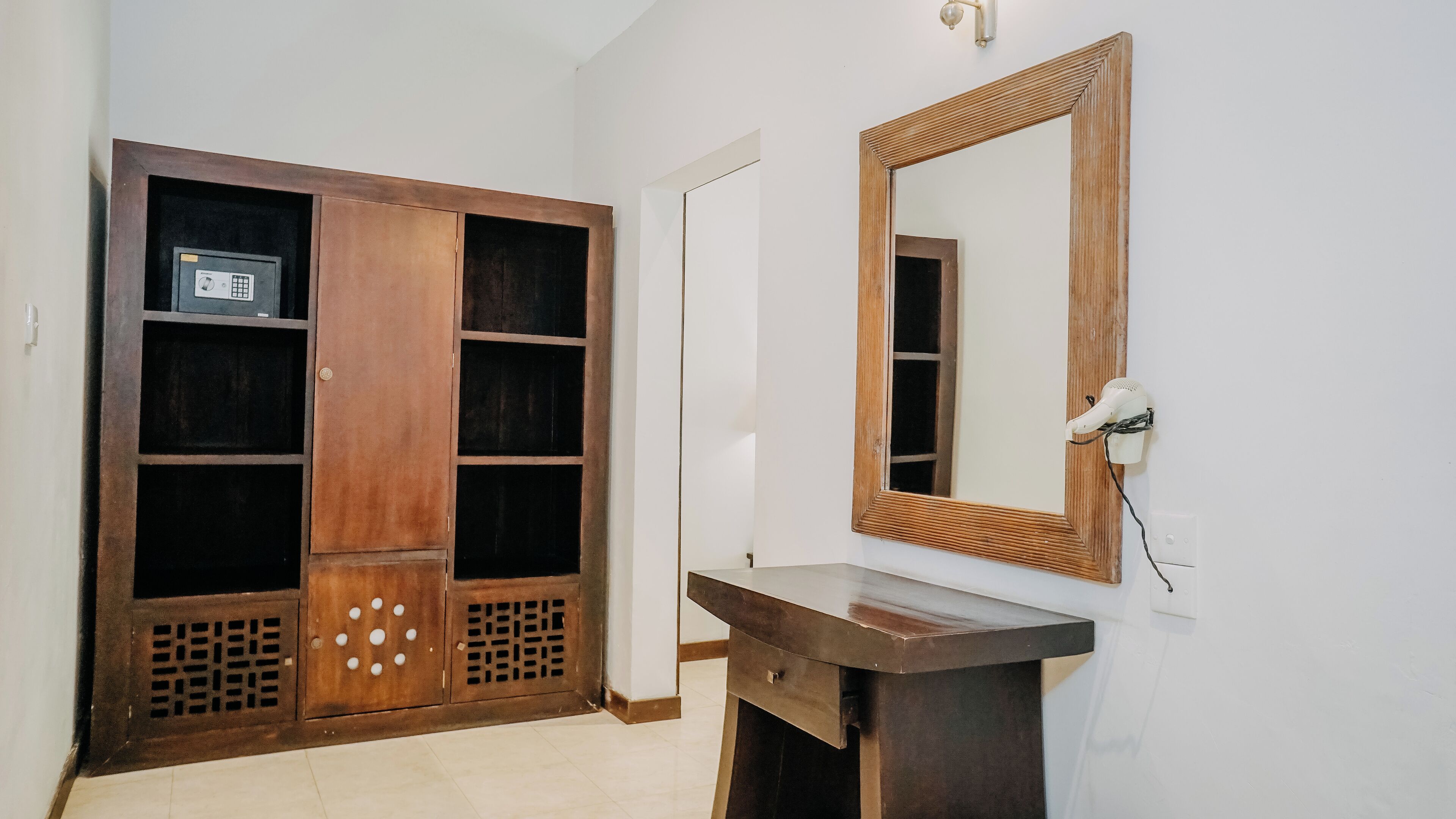 deluxe garden suite | wardrobe