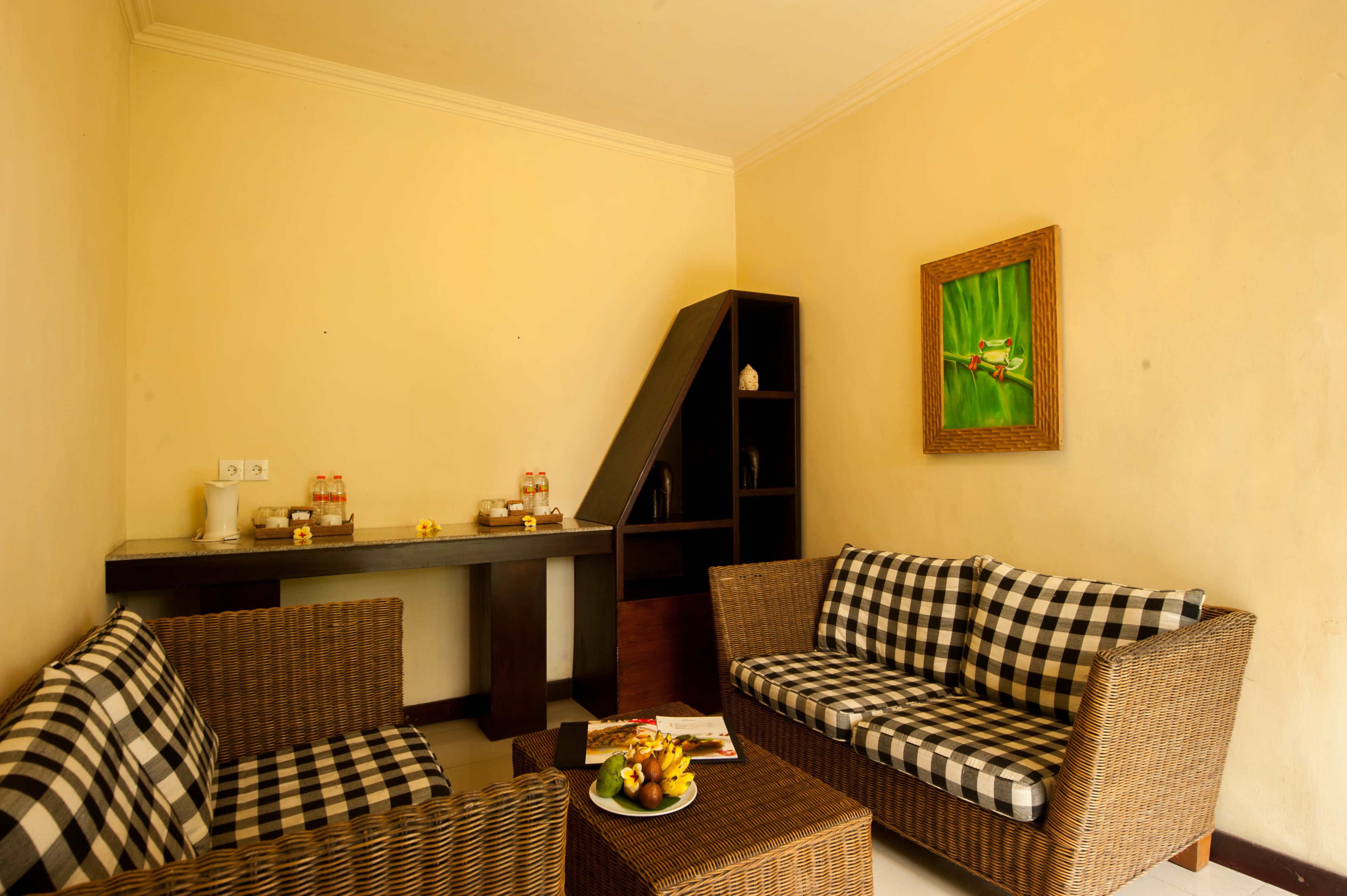 deluxe garden family | living area | 21-inch flat-screen tv with digital channels, tv, netflix