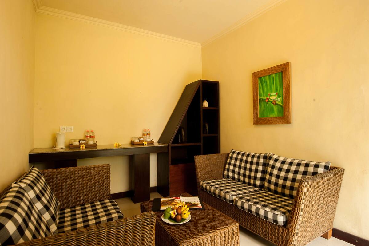 deluxe garden family | living area | 21-inch flat-screen tv with digital channels, tv, netflix