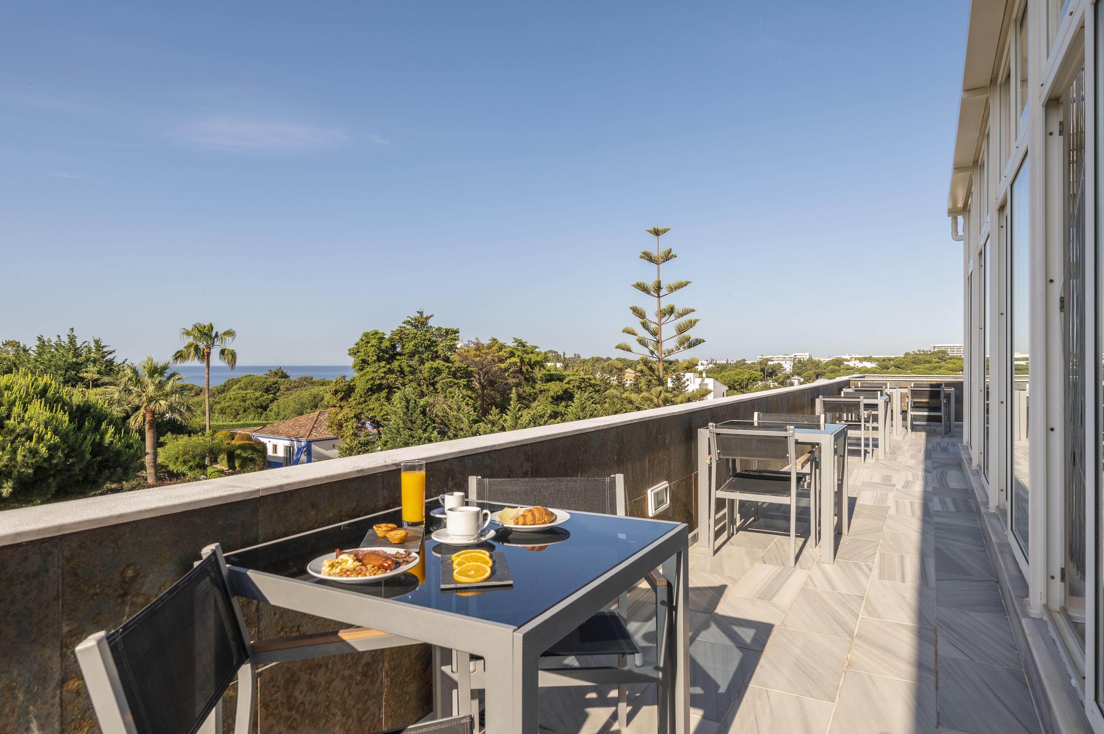Petit déjeuner buffet (10 EUR par personne)