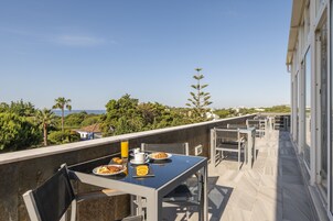 Desayuno buffet diario (EUR 10 por persona)