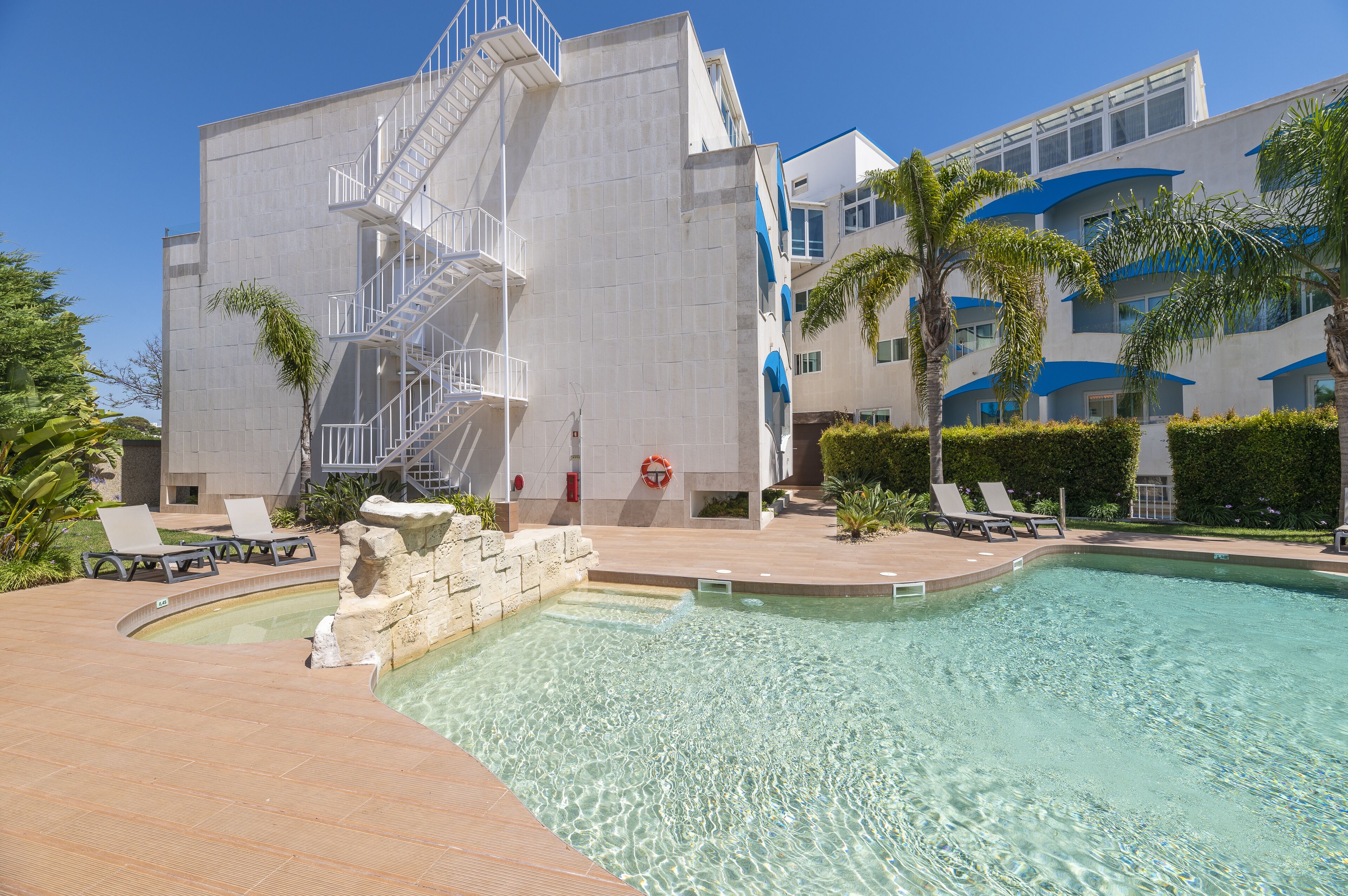 Piscine extérieure, parasols de plage, chaises longues