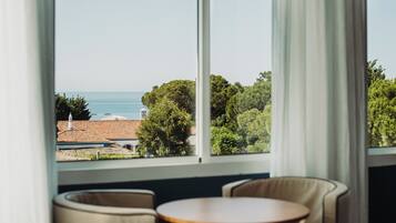 Suite | Minibar, una cassaforte in camera, una scrivania, tende oscuranti