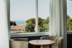 Minibar, coffres-forts dans les chambres, bureau, rideaux occultants