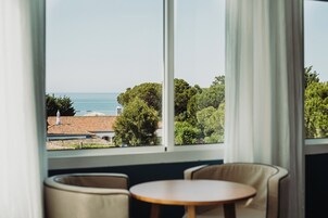 Minibar, caja de seguridad en la habitación y escritorio 