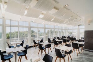 Se ofrece un desayuno bufé (10 EUR por persona)