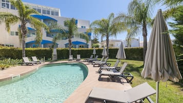 Outdoor pool, pool umbrellas, sun loungers