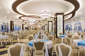 Breakfast, lunch, dinner served; international cuisine 