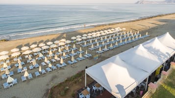 Pantai pribadi di sekitar, kursi berjemur, payung pantai, dan bar pantai