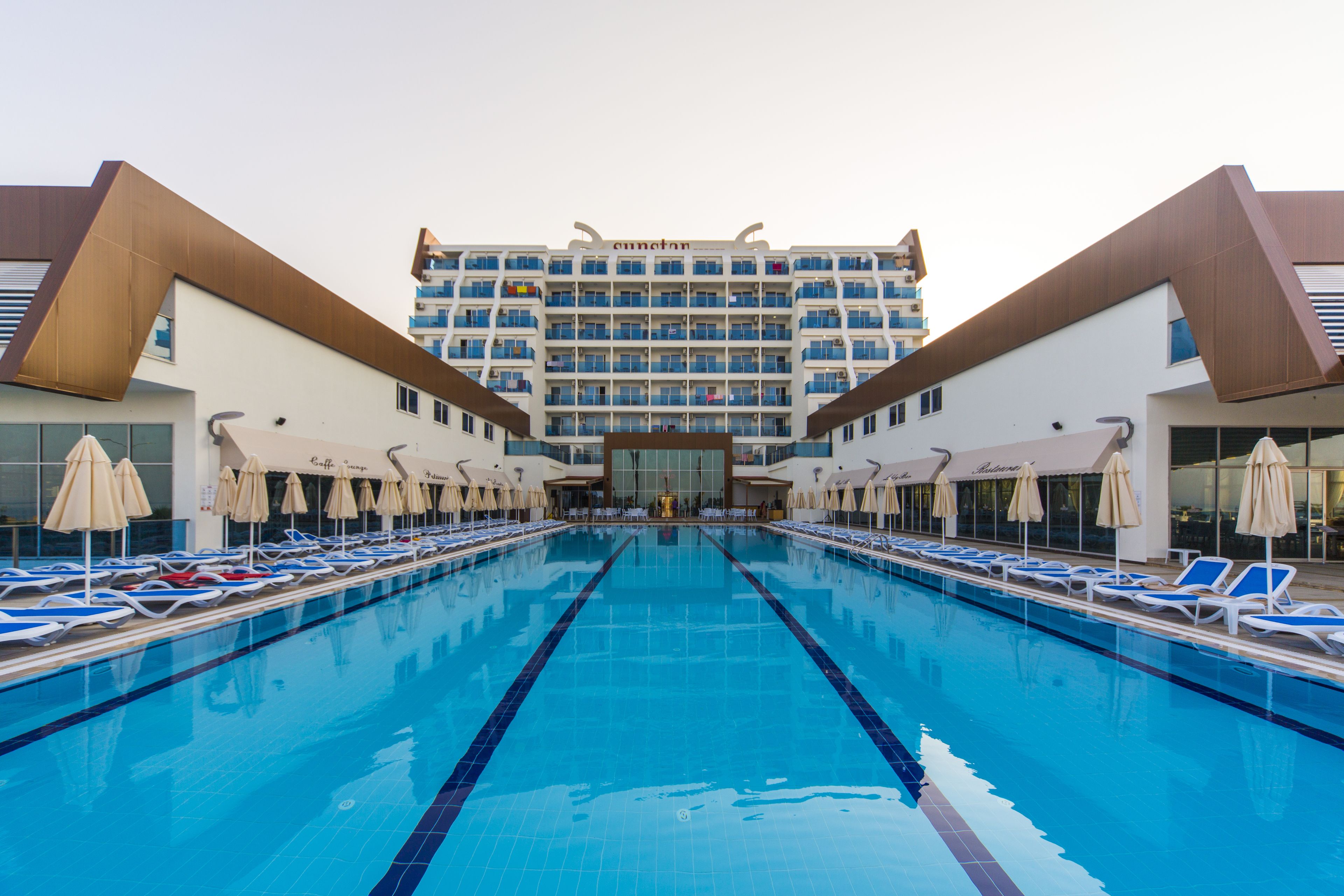 3 室外游泳池，池畔遮阳伞，日光浴躺椅