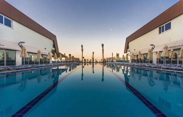 3 outdoor pools, pool umbrellas, sun loungers