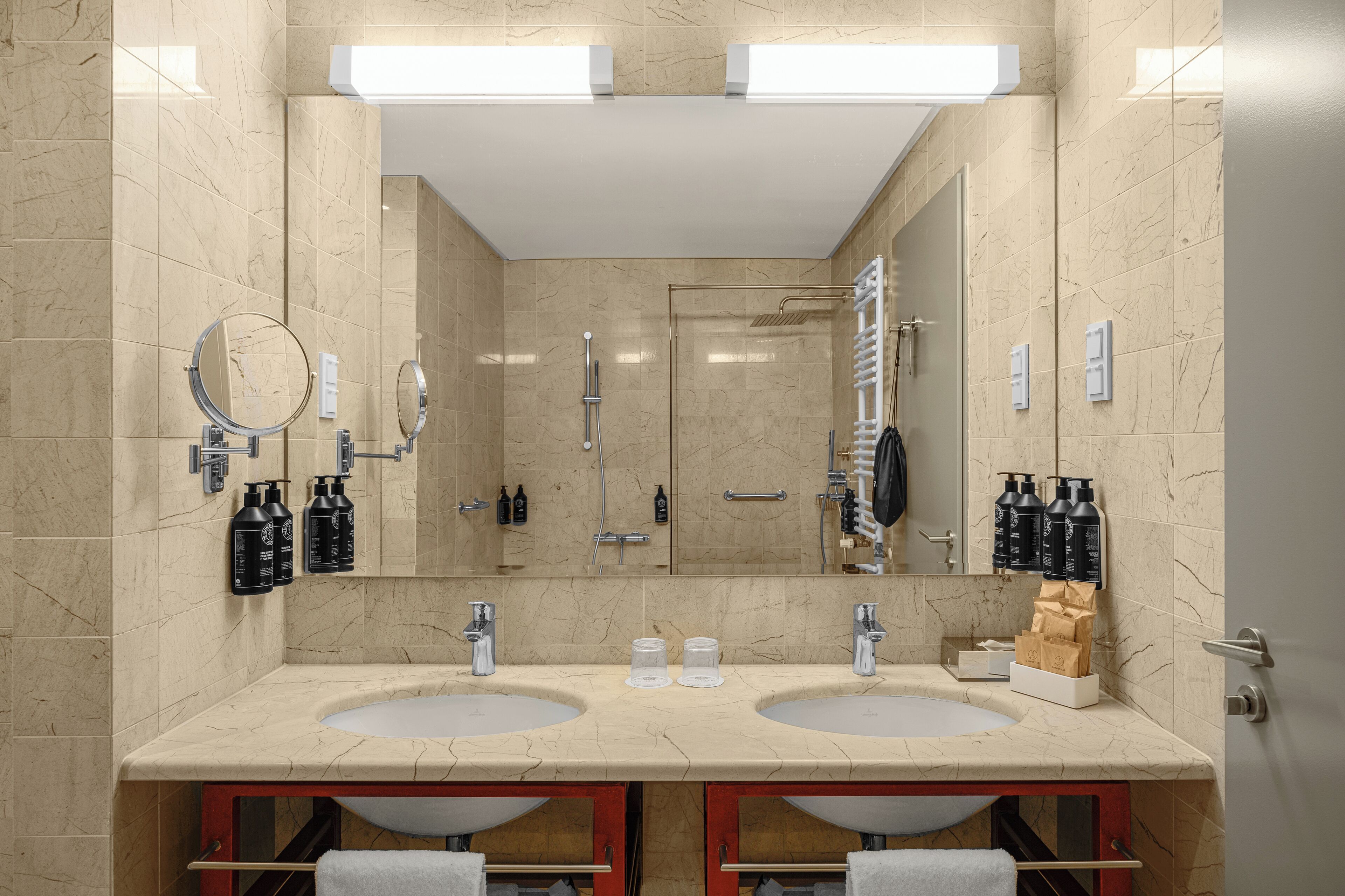 One-Bedroom Suite with One Double Bed and Sofa Bed | Baño | Artículos de higiene personal gratuitos, secador de pelo y toallas