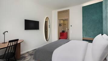 Deluxe Double Room | Minibar, in-room safe, desk, laptop workspace