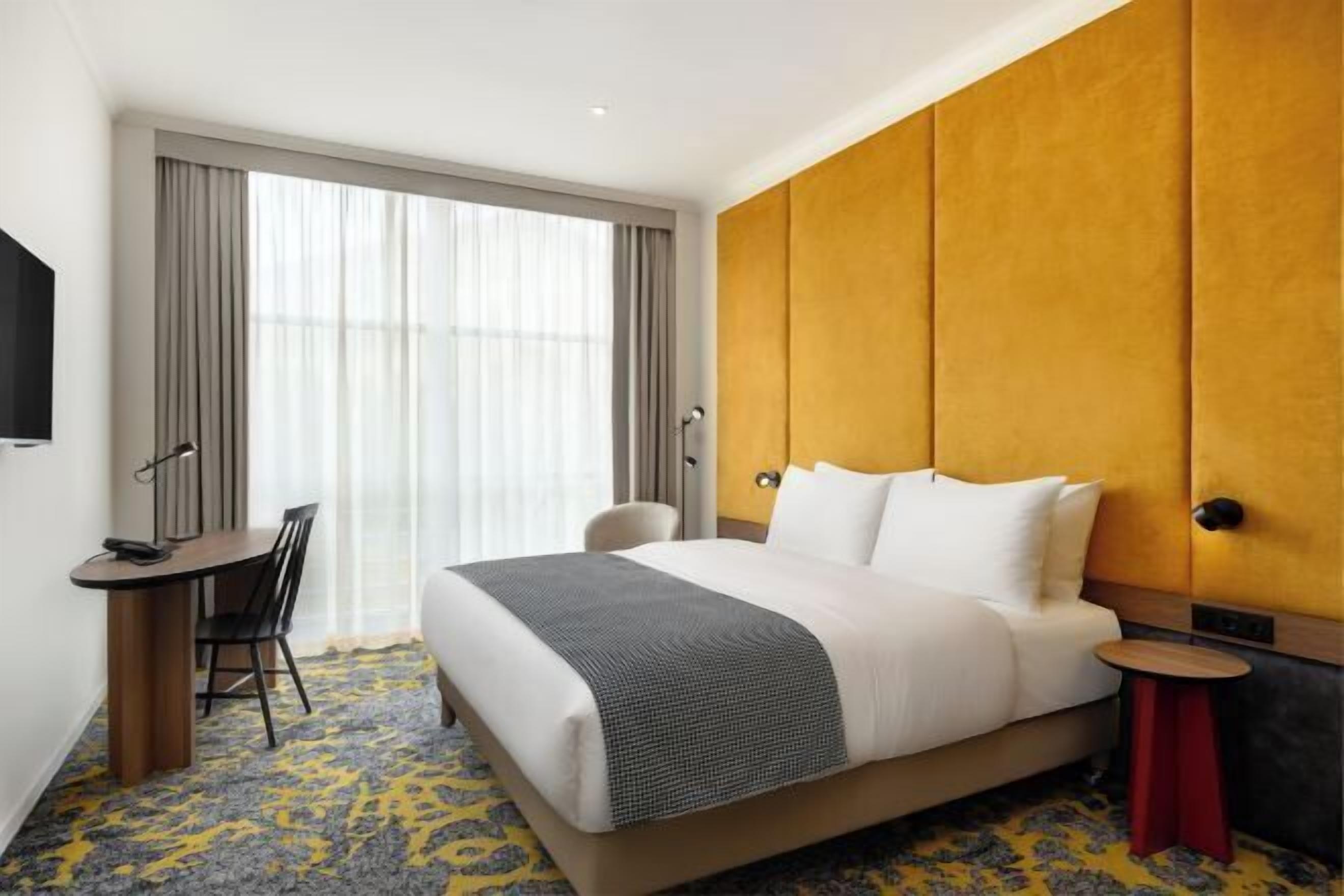 Minibar, in-room safe, desk, laptop workspace