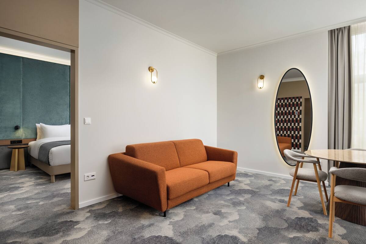 One-Bedroom Suite with One Double Bed and Sofa Bed | ミニバー、セーフティボックス (室内)、デスク、ノートパソコン用作業スペース