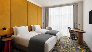 A hotel room with two beds, a desk, and a chair. - Hotel Lycium Debrecen - Handwritten Collection (Debrecen)