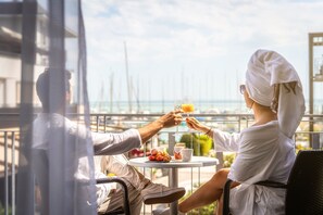 Chambre Premium Double ou avec lits jumeaux, vue partielle sur le lac | Restauration dans la chambre