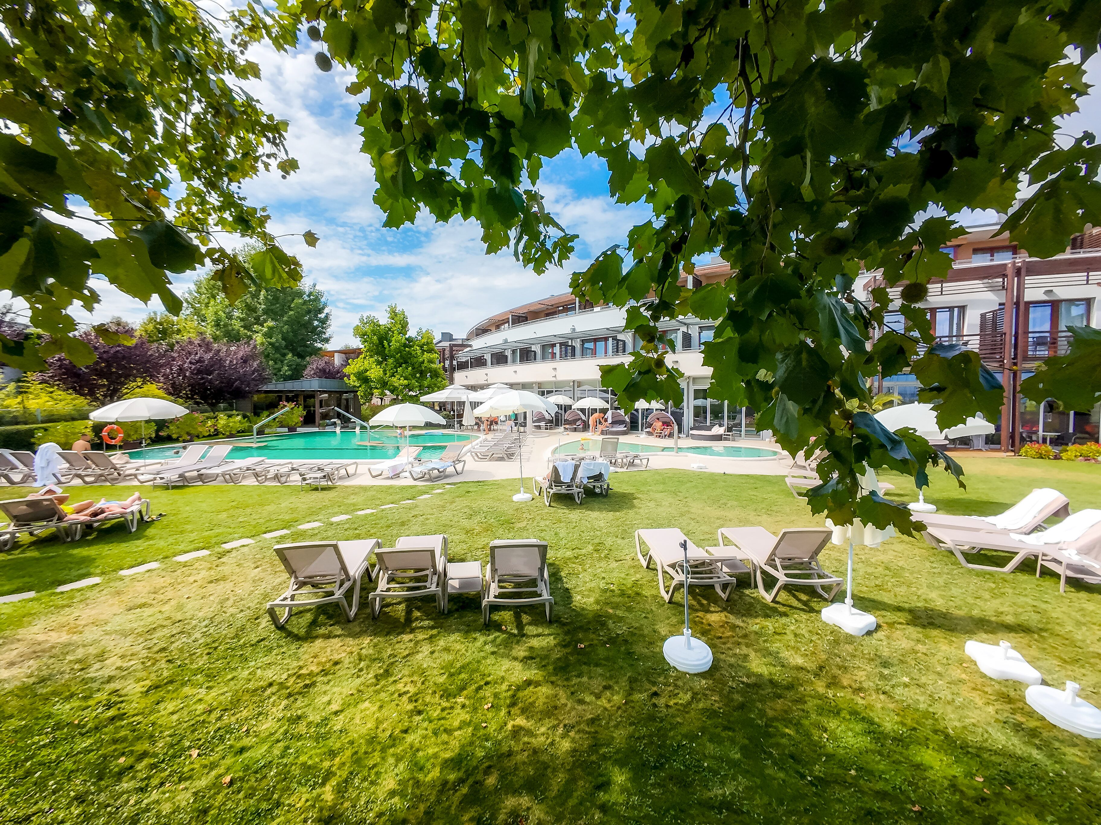 2 室内游泳池，室外游泳池，日光浴躺椅