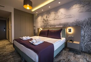 Minibar, in-room safe, individually decorated, desk - Hotel Golden Lake Resort (Balatonfured)