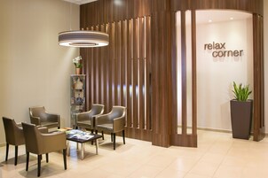 Área de estar no saguão