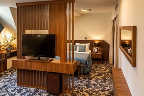 Deluxe Room | 1 bedroom, minibar, in-room safe, desk - Erzsebet Kiralyne Hotel (Gödöllo)